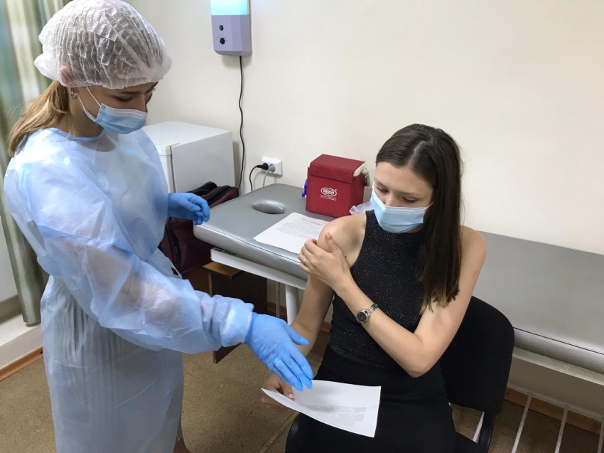 Группа сотрудников соцучреждений и Минсоцзащиты Забайкалья вакцинировались от Covid-19